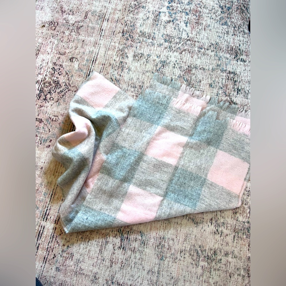 Phenix Pink and Gray Scarf Elegant Accessories